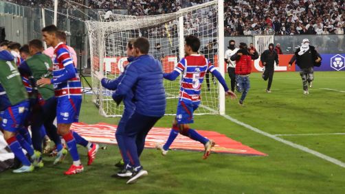 Jogadores do Fortaleza correm para o vestiário após invasão no gramado