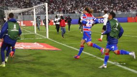 Jogadores do Fortaleza correm para o vestiário após invasão no gramado