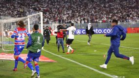 Torcedores do Colo-Colo invadem estádio Monumental e jogadores do Fortaleza correm para o vestiário