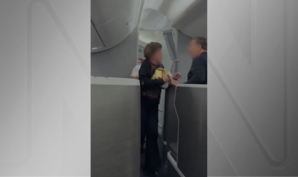 Confusão em voo da American Airlines: brasileira tenta entrar em cabine