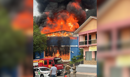 SC: incêndio atinge barracão de escola de samba campeã do Carnaval em 2025