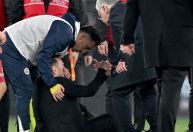 José Mourinho agride técnico do Galatasaray com "beliscão" no nariz; veja