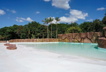 Resort no interior de São Paulo abre praia artificial com piscina de ondas
