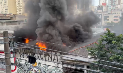 Vídeo: incêndio atinge galpão no bairro da Liberdade, em São Paulo