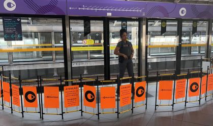 Passageiro morre após ficar preso em porta de trem no metrô de SP