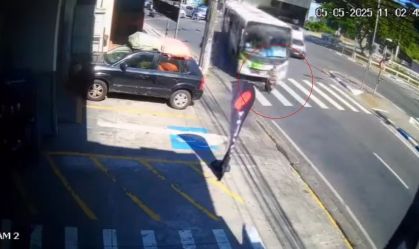 Vídeo: idosa é atropelada por ônibus no centro de Guarulhos (SP)