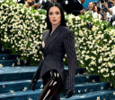 Katy Perry volta a aparecer no tapete do Met Gala com IA; entenda
