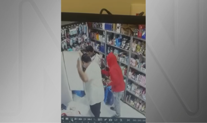 Vídeo: trio de criminosos realiza assalto em farmácia na Grande São Paulo