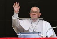 Papa Francisco permanece internado por quarto dia seguido