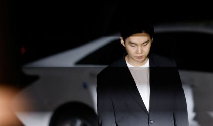 BTS: Suga é multado em R$ 62 mil após ser flagrado dirigindo patinete bêbado