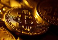 Bitcoin tem leve alta e testa US$ 95 mil à espera do Fed